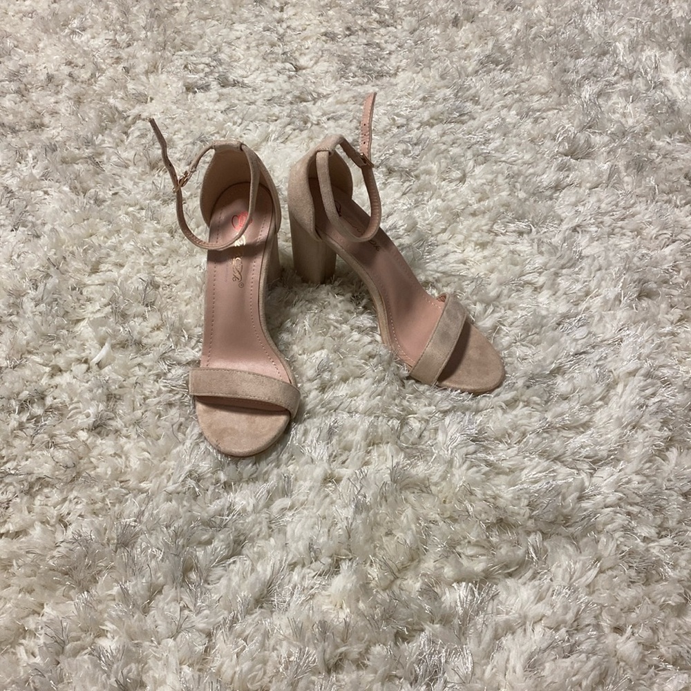 Women's chunky heel sandals Size  8.5 Beige